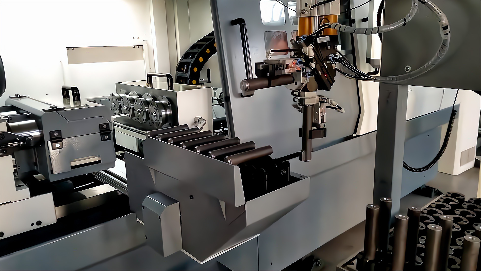 ZK2115×4B/500A 深孔鉆床配置桁架機(jī)械手，加工手槍槍管單機(jī)自動(dòng)化